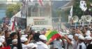 Massa Bakar Bendera Myanmar di Depan Kantor Kedubes - JPNN.com