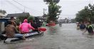 Banjir, Jalur Padang-Painan Terputus Empat Jam - JPNN.com