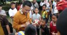 Menpora Bagi Bola ke Anak-Anak Pengungsi Erupsi Gunung Agung - JPNN.com