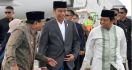 Bersarung, Jokowi dan Ketua Umum PPP naik pesawat ke Jatim - JPNN.com