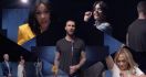 Maroon 5 Dikelilingi 26 Wanita Hebat di Video Girl Like You - JPNN.com