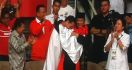 Medali Emas ke-29 Bikin Jokowi - Prabowo dalam Satu Pelukan - JPNN.com