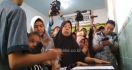 Anak-Istri Tak Kuasa Menahan Tangis Menerima Jasad Sofyan - JPNN.com