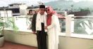 So Sweet, Momen Romantis Kiai Ma'ruf dan Bu Nyai di Balkon Hotel - JPNN.com