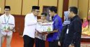 Menaker Hanif Dhakiri Membagikan 1.000 Paket Ramadan - JPNN.com