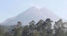 Jangan Mendaki, Gunung Merapi Keluarkan Awan Panas Sejauh 1.100 Meter - JPNN.com