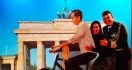 Eh Ada Sepeda Jokowi di Brandenburger Tor Berlin - JPNN.com