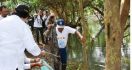 Lihat Nih, Menteri Siti Ajak 26 Dubes Bersihkan Sampah di TWA Mangrove Angke - JPNN.com