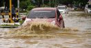 5 Langkah Mengatasi Mobil Matik yang Terkena Banjir - JPNN.com