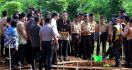 Beginilah Reaksi Jokowi saat Diteriaki Para Pelajar di Lokasi Penanaman Pohon di Acara HPN 2020 - JPNN.com