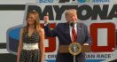 Donald Trump Jajal Sirkuit Balap Daytona 500 Bersama Melania - JPNN.com