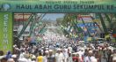 Haul Guru Sekumpul, Jemaah Membeludak Sepanjang 3 Kilometer - JPNN.com