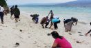 Ikan-ikan Hidup Terdampar di Pantai, Khawatir Sebagai Pertanda Gempa - JPNN.com