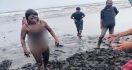 Indonesia Lagi Pandemi Corona, Bule Berengsek Malah Asyik Mandi di Pantai - JPNN.com