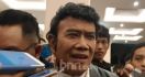 Beredar Video Rhoma Irama Kehilangan Sandal, Sungguh Terlalu! Polisi Turun Tangan - JPNN.com