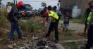 Bu Dedeh Melihat Ada yang Aneh di Tumpukan Sampah, Terbakar, Terbungkus Plastik - JPNN.com