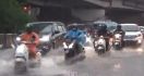 4 Cara Mengerem Sepeda Motor saat Musim Hujan agar Tidak Tergelincir - JPNN.com