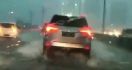 Cara Aman Mengendarai Mobil saat Hujan, Jangan Nyalakan Lampu Hazard! - JPNN.com