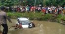 Diduga Sopir Mengantuk, Mobil Terjun ke Sungai, Ada 3 Penumpang di Dalamnya - JPNN.com