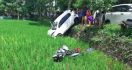 Kecelakaan Maut, Mobil dan Sepeda Motor Terjun ke Sawah, Satu Nyawa Melayang - JPNN.com