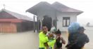 Seorang Polantas Mengevakuasi Bayi Melewati Derasnya Arus Banjir di Tanah Laut - JPNN.com