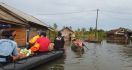 Prajurit TNI AL Rela Melewati Rintangan Demi Bantu Warga Terdampak Banjir - JPNN.com