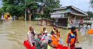 12 Kecamatan di Bekasi Terendam Banjir, Ribuan KK Terdampak - JPNN.com