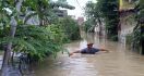 Rumah Terendam Banjir, Satu KK Menolak Dievakuasi, Ketua RT: Takut Roboh Saja Saya - JPNN.com