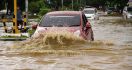 5 Tips Berkendara Mobil Matik Saat Terobos Banjir - JPNN.com