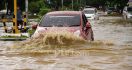 3 Kiat Mengendarai Mobil Saat Melewati Banjir - JPNN.com