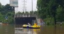 Terendam Banjir, Jalan DI Panjaitan Jakarta Timur Tak Bisa Dilewati Kendaraan - JPNN.com