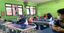 Sekolah di Bekasi Gelar Pembelajaran Tatap Muka, Setiap Kelas Hanya Diisi 16 Siswa - JPNN.com