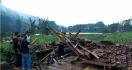 Berteduh Saat Hujan, 2 Petani Meninggal, 4 Luka Tertimpa Bangunan Ambruk - JPNN.com