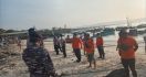 Kapal Dihantam Ombak Pantai Pangandaran, Terbalik Lalu Tenggelam, 3 Orang Hilang - JPNN.com