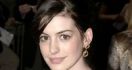 Anne Hathaway Nyandung Adegan Ranjang - JPNN.com