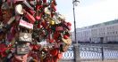 Menggembok Cinta di Luzhkov Bridge Sungai Moskva - JPNN.com