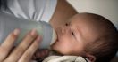 Minum Susu dari Botol Beresiko Rusakkan Lambung Bayi - JPNN.com