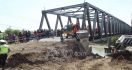 Jembatan Comal Baru Bisa Dilewati Jumat - JPNN.com