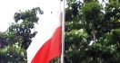 Walah, Selama Enam Bendera Merah Putih Berkibar Terbalik di Gedung DPRD - JPNN.com