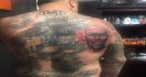 Sangar! Punggung Pria Ini Penuh Tato Floyd Mayweather - JPNN.com