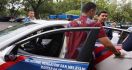 Lho... Menteri Ganteng Pujaan Ibu-ibu Ini Kok Naik Mobil Polisi - JPNN.com