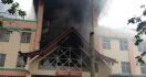 Kurang Air, Kebakaran Plaza Sukaramai Membesar - JPNN.com