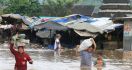 Lihat...Banjir Setinggi Pinggang Rendam Pasar Youtefa - JPNN.com