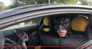 LUCU! Usai Tarung Lawan Superman, Batman jadi Sopir Uber - JPNN.com