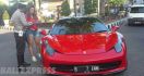 Ferrari Disetop Polisi, Wuih... Pengemudinya Kayak Begini - JPNN.com