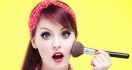 Waspada Ladies, Gunakan Make-up Bisa Batalkan Salat - JPNN.com