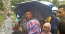 Lihat Nih...Ngabuburit di Cikeas, SBY Jadi Rebutan Ibu-ibu - JPNN.com