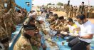 Asyik, Usai Salat Ied, Pasukan TNI Makan Bersama Warga Afrika - JPNN.com