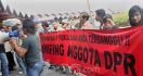 Bendera Demo di Bandara - JPNN.com