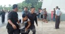 Ngaku Jual Tiket ke Polisi, Seorang Pria Dihajar Massa - JPNN.com